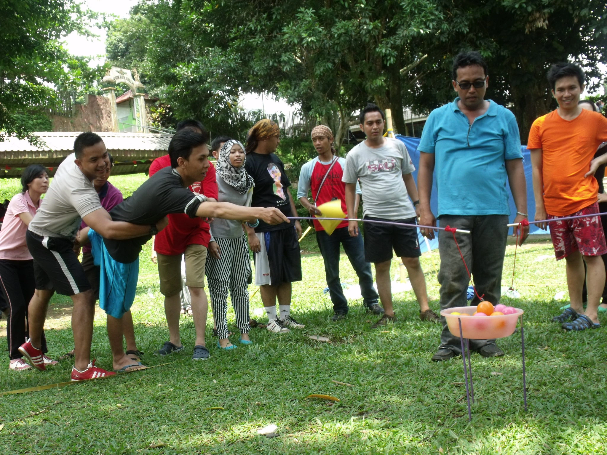 Games kekompakan tim dalam kegiatan perusahaan