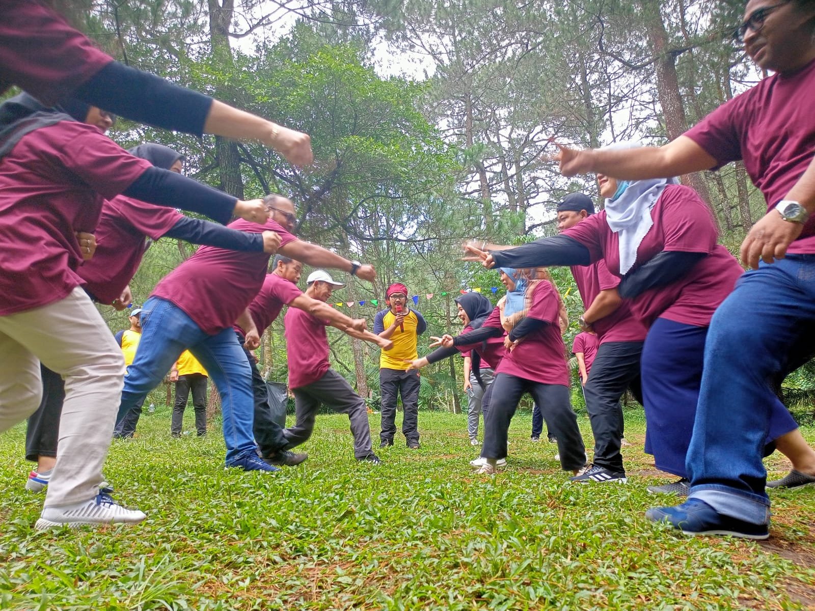 Fasilitator memimpin games team building perusahaan