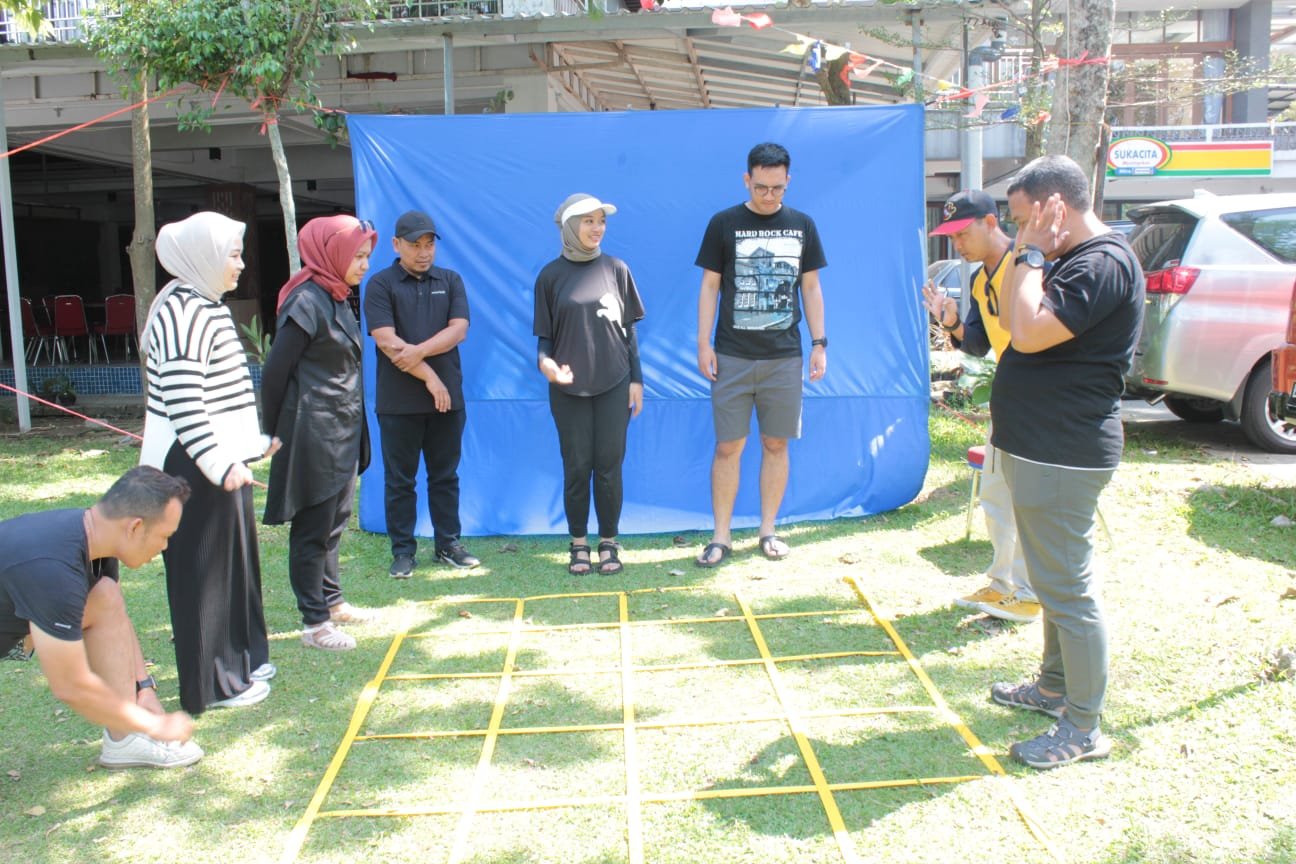 Permainan team building untuk melatih kerja sama tim