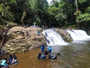 Suasana air terjun Curug Layung di Bandung Barat