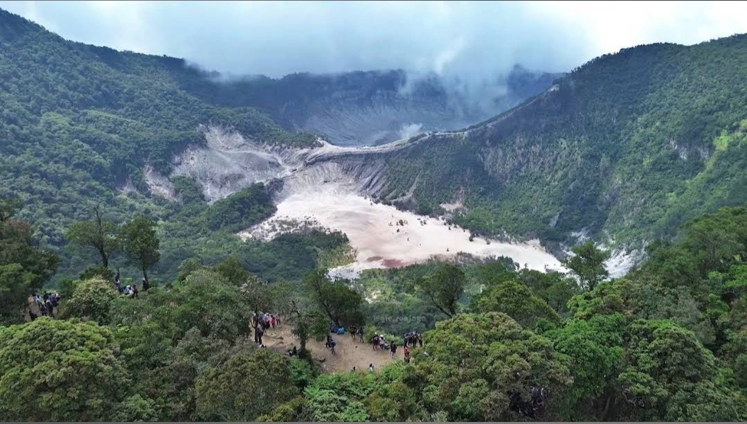 Panorama kawasan Upas Hill dari jalur trekking Trek 11 Sukawana