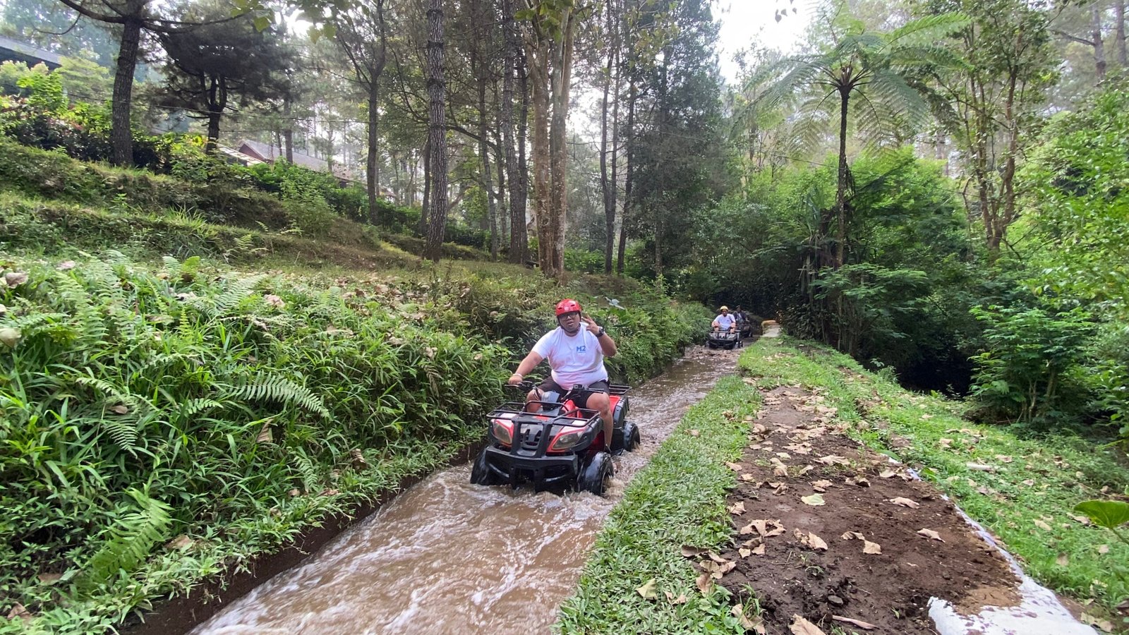 cara mengendarai ATV di trek lumpur